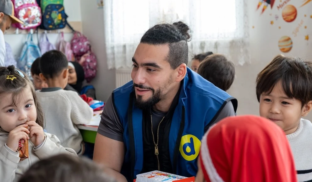 Mohamed Attar with refugee children in Istanbul